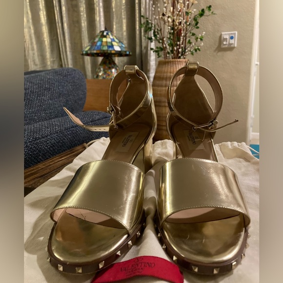 Valentino Garavani Nappa rockstud block heel slingback  sandals in gold. - Picture 12 of 12